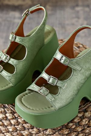 New Style Trends - Retro Aesthetic Chunky Sandals - Outfit Ideas