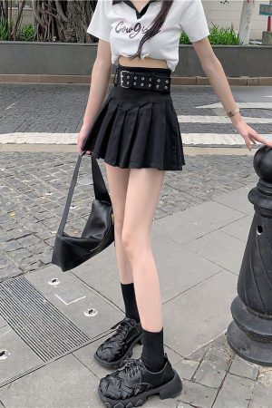 Style Core Aesthetics, New Style Trends - Belt Detail Pleated Mini Skirt