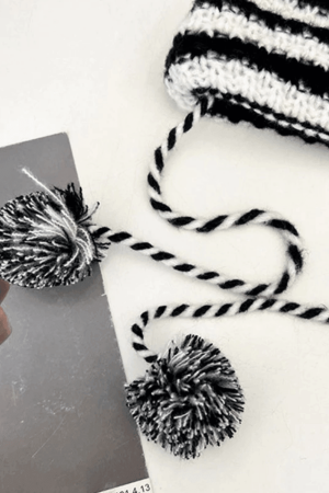 Style Core Aesthetics, New Style Trends - Bonnet Tricoté Rayé Détail Corne