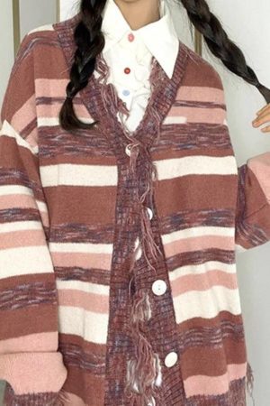 Style Core Aesthetics, New Style Trends - Cardigan ample à col en V et rayures à pompons