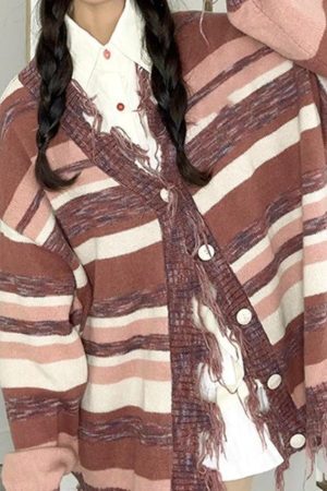 Style Core Aesthetics, New Style Trends - Cardigan ample à col en V et rayures à pompons