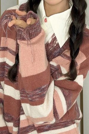 Style Core Aesthetics, New Style Trends - Cardigan ample à col en V et rayures à pompons