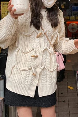 Style Core Aesthetics, New Style Trends - Cardigan à boucle en corne au design torsadé vintage