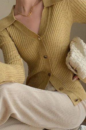 Style Core Aesthetics, New Style Trends - Cardigan côtelé à col en V avec boutons en métal de couleur unie