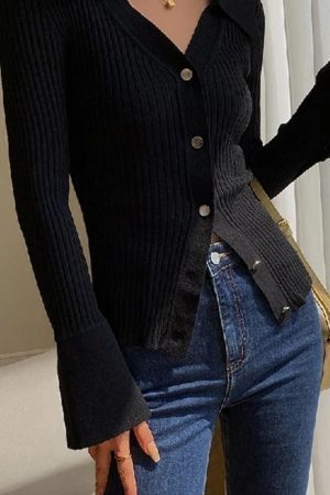 Style Core Aesthetics, New Style Trends - Cardigan côtelé à col en V avec boutons en métal de couleur unie