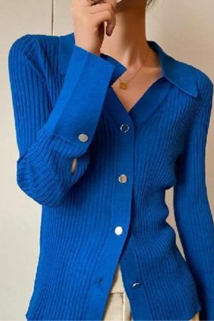 Style Core Aesthetics, New Style Trends - Cardigan côtelé à col en V avec boutons en métal de couleur unie