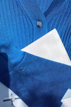 Style Core Aesthetics, New Style Trends - Cardigan côtelé à col en V avec boutons en métal de couleur unie