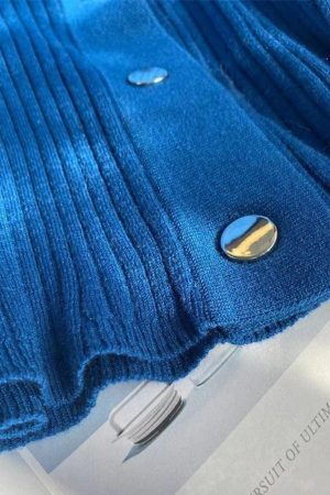 Style Core Aesthetics, New Style Trends - Cardigan côtelé à col en V avec boutons en métal de couleur unie