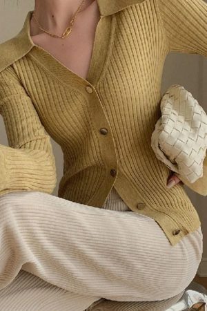 Style Core Aesthetics, New Style Trends - Cardigan côtelé à col en V avec boutons en métal de couleur unie