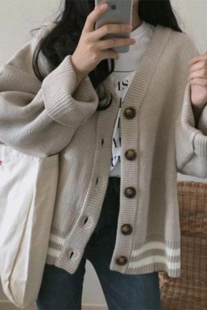 Style Core Aesthetics, New Style Trends - Cardigan en tricot rayé boutonné