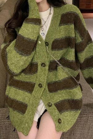 Style Core Aesthetics, New Style Trends - Cardigan en tricot rayé boutonné sur le devant