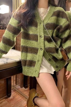 Style Core Aesthetics, New Style Trends - Cardigan en tricot rayé boutonné sur le devant