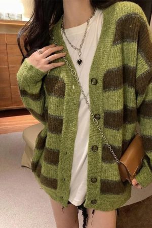 Style Core Aesthetics, New Style Trends - Cardigan en tricot rayé boutonné sur le devant