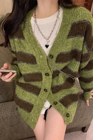 Style Core Aesthetics, New Style Trends - Cardigan en tricot rayé boutonné sur le devant