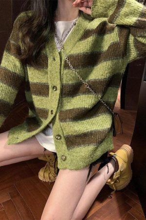 Style Core Aesthetics, New Style Trends - Cardigan en tricot rayé boutonné sur le devant