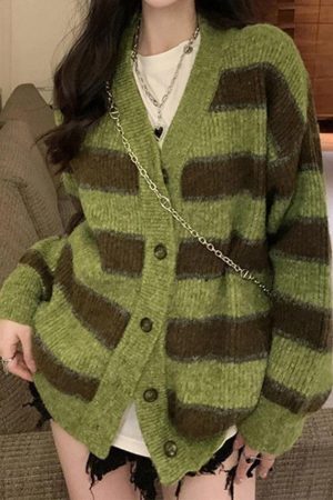 Style Core Aesthetics, New Style Trends - Cardigan en tricot rayé boutonné sur le devant