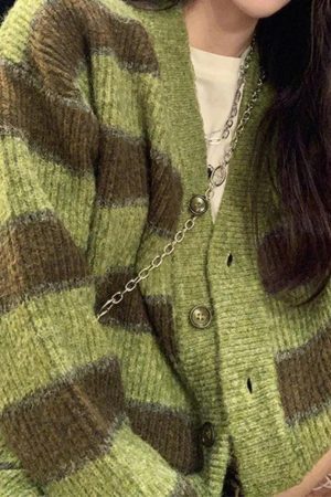 Style Core Aesthetics, New Style Trends - Cardigan en tricot rayé boutonné sur le devant