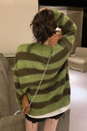 Style Core Aesthetics, New Style Trends - Cardigan en tricot rayé boutonné sur le devant