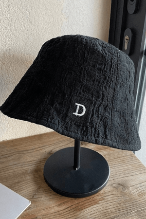 Style Core Aesthetics, New Style Trends - Chapeau bob froncé avec lettres brodées