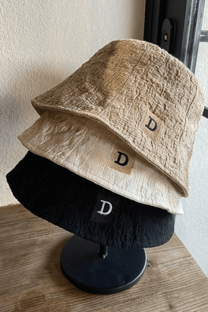 Style Core Aesthetics, New Style Trends - Chapeau bob froncé avec lettres brodées