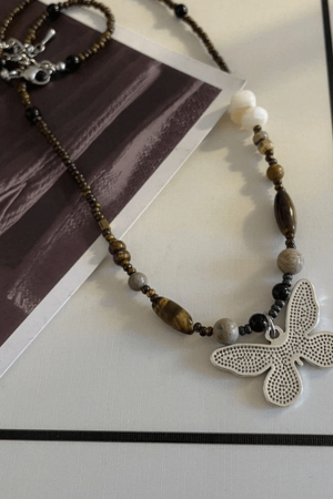 Style Core Aesthetics, New Style Trends - Collier papillon en pierre de perles vintage