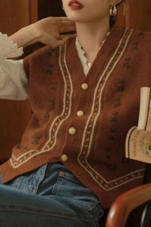 Style Core Aesthetics, New Style Trends - Gilet pull vintage brodé à col en V