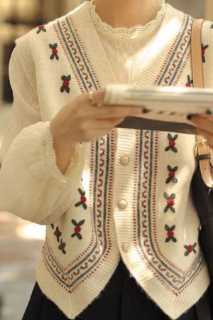 Style Core Aesthetics, New Style Trends - Gilet pull vintage brodé à col en V