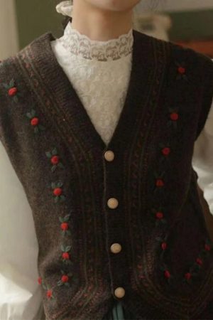 Style Core Aesthetics, New Style Trends - Gilet pull vintage brodé à col en V