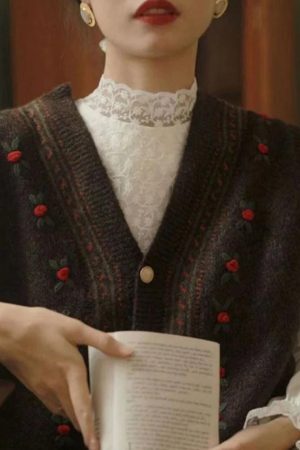 Style Core Aesthetics, New Style Trends - Gilet pull vintage brodé à col en V