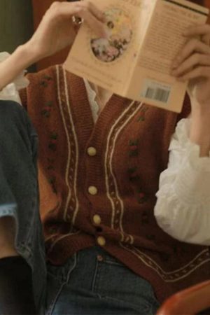 Style Core Aesthetics, New Style Trends - Gilet pull vintage brodé à col en V