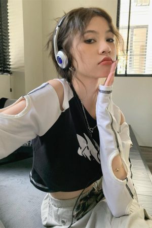 Style Core Aesthetics, New Style Trends - Grunge Cut-Out Crop Top