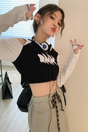 Style Core Aesthetics, New Style Trends - Grunge Cut-Out Crop Top