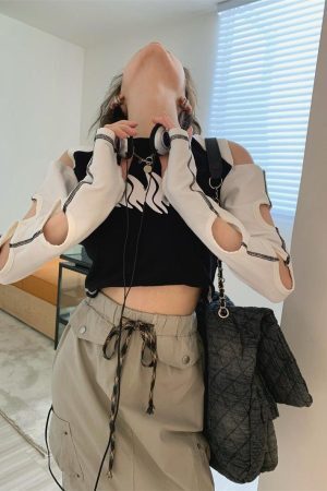 Style Core Aesthetics, New Style Trends - Grunge Cut-Out Crop Top