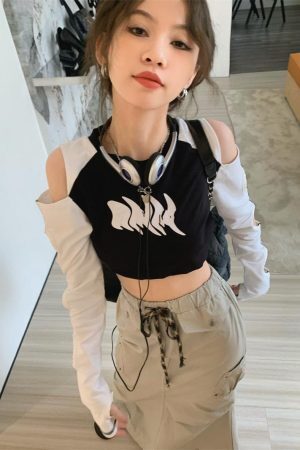 Style Core Aesthetics, New Style Trends - Grunge Cut-Out Crop Top