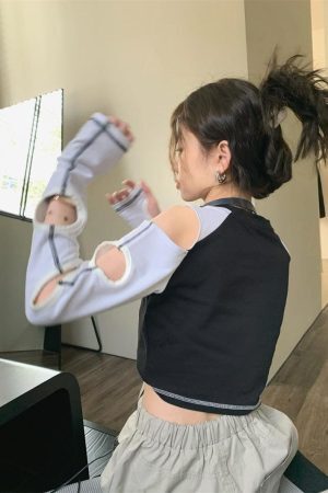 Style Core Aesthetics, New Style Trends - Grunge Cut-Out Crop Top