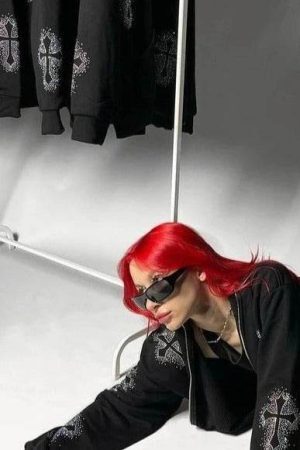 Style Core Aesthetics, New Style Trends - Hoodie Zippé avec des croix strass