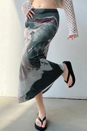 Style Core Aesthetics, New Style Trends - Low Rise Graphic Printed Midi Skirt