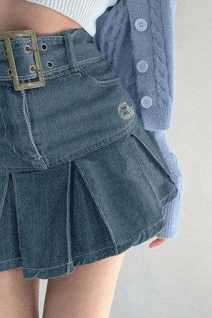 Style Core Aesthetics, New Style Trends - Mini-jupe en jean plissée avec ceinture à boucle