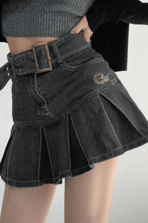 Style Core Aesthetics, New Style Trends - Mini-jupe en jean plissée avec ceinture à boucle