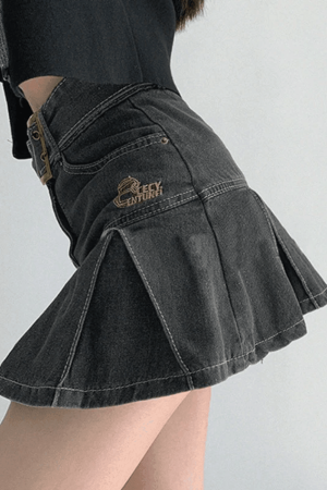 Style Core Aesthetics, New Style Trends - Mini-jupe en jean plissée avec ceinture à boucle