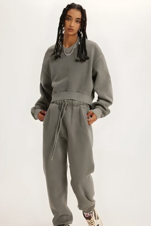 Style Core Aesthetics, New Style Trends - V-Neck Drop Shoulder Cropped Sweatshirt