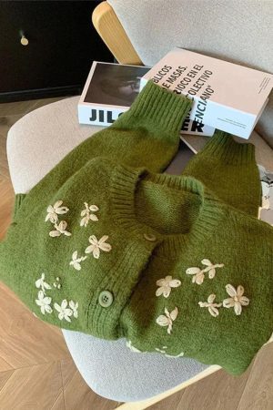 Style Core Aesthetics, New Style Trends - Vintage Daisy Embroidered Knitted Cardigan